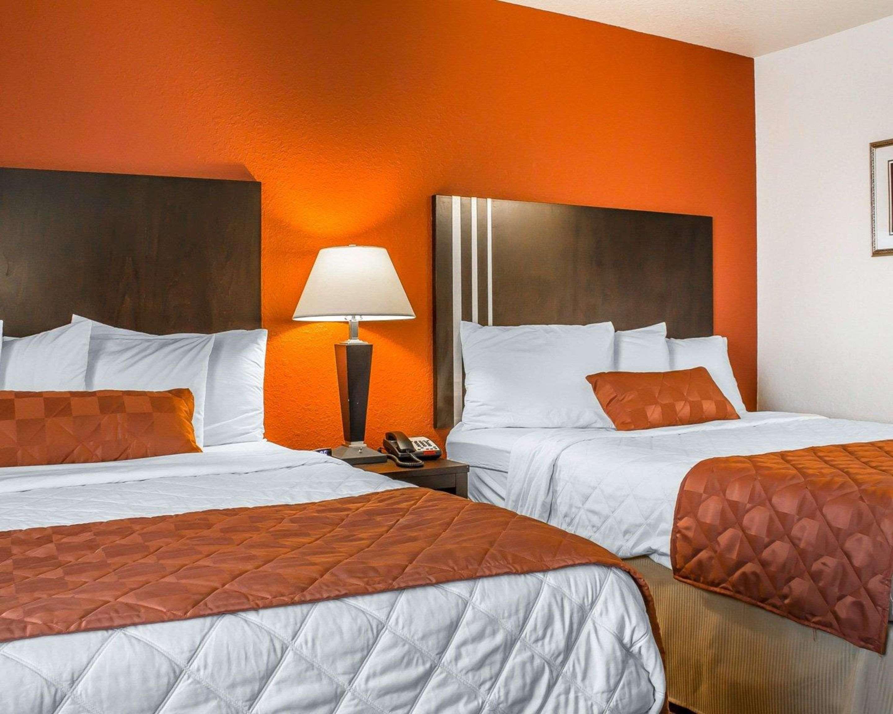 Rodeway Inn & Suites Near Okoboji Lake Milford Bagian luar foto