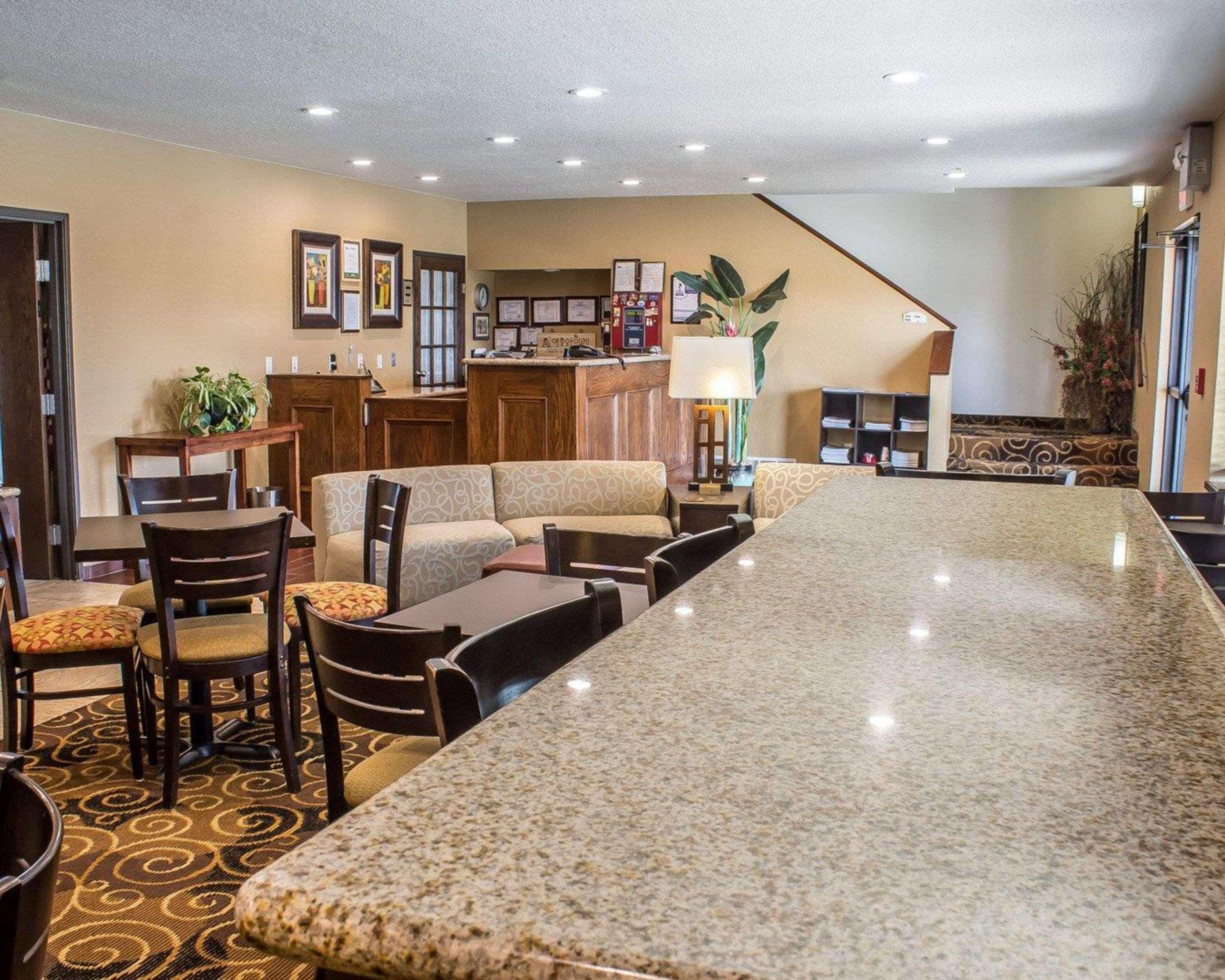 Rodeway Inn & Suites Near Okoboji Lake Milford Bagian luar foto