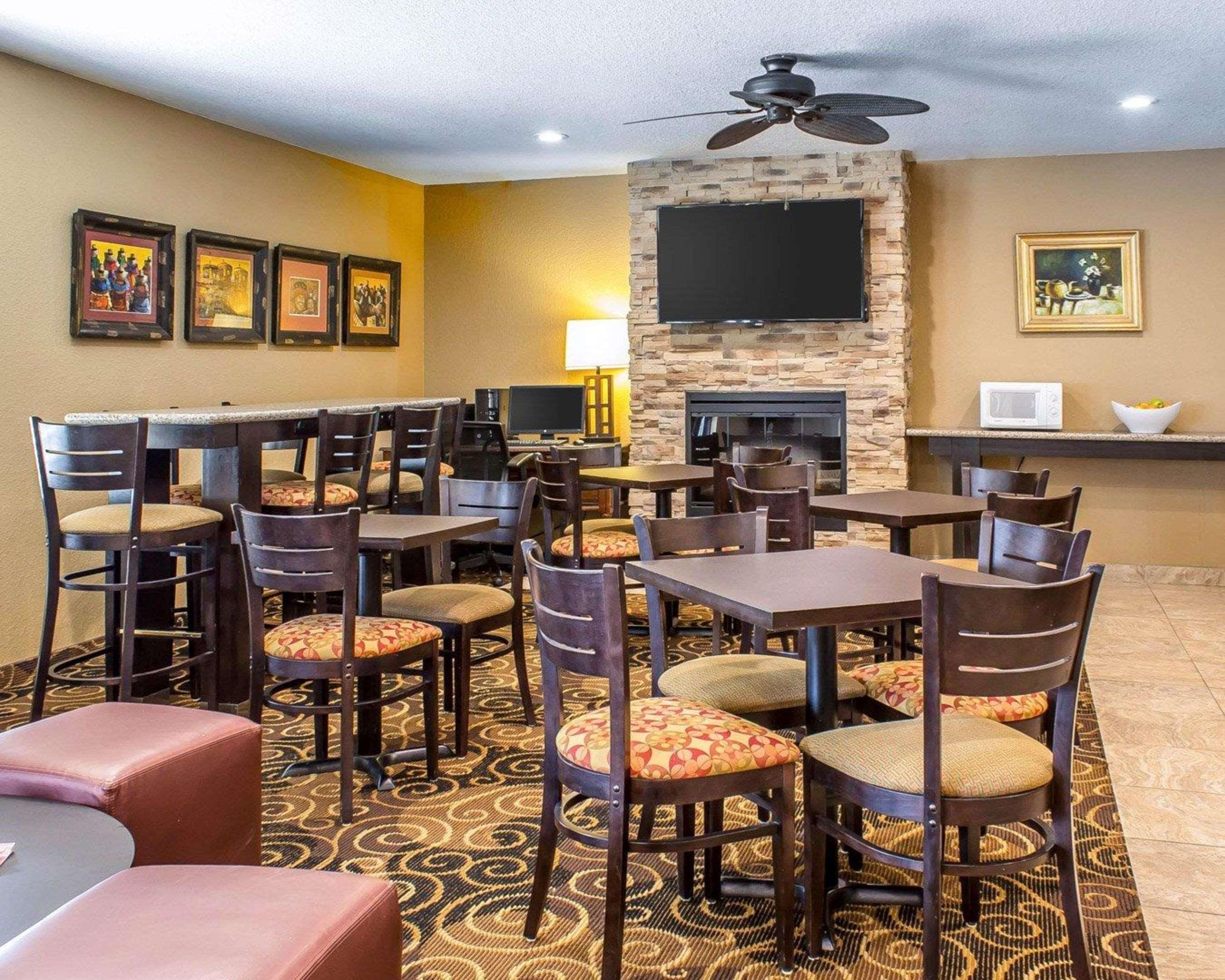 Rodeway Inn & Suites Near Okoboji Lake Milford Bagian luar foto