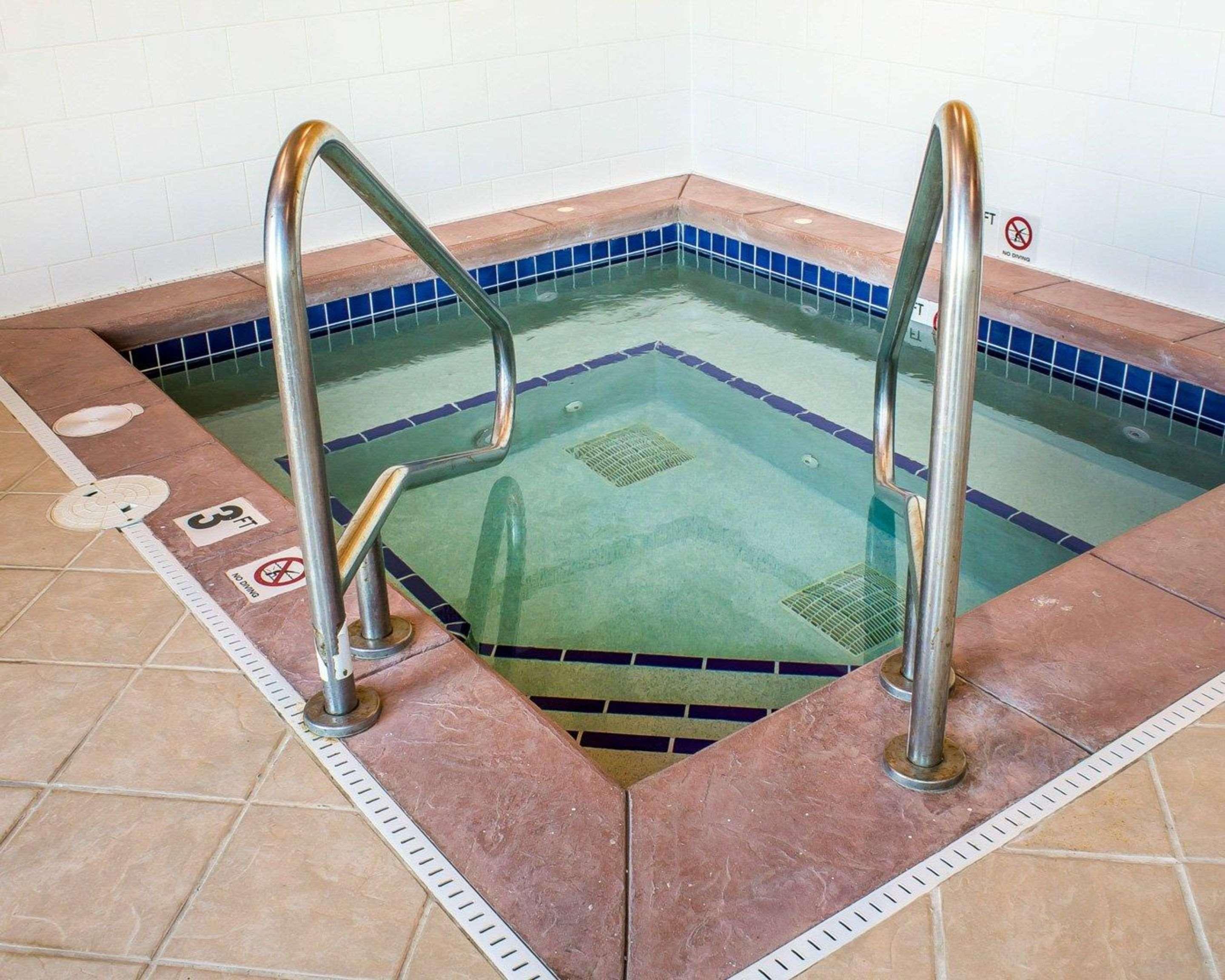 Rodeway Inn & Suites Near Okoboji Lake Milford Bagian luar foto