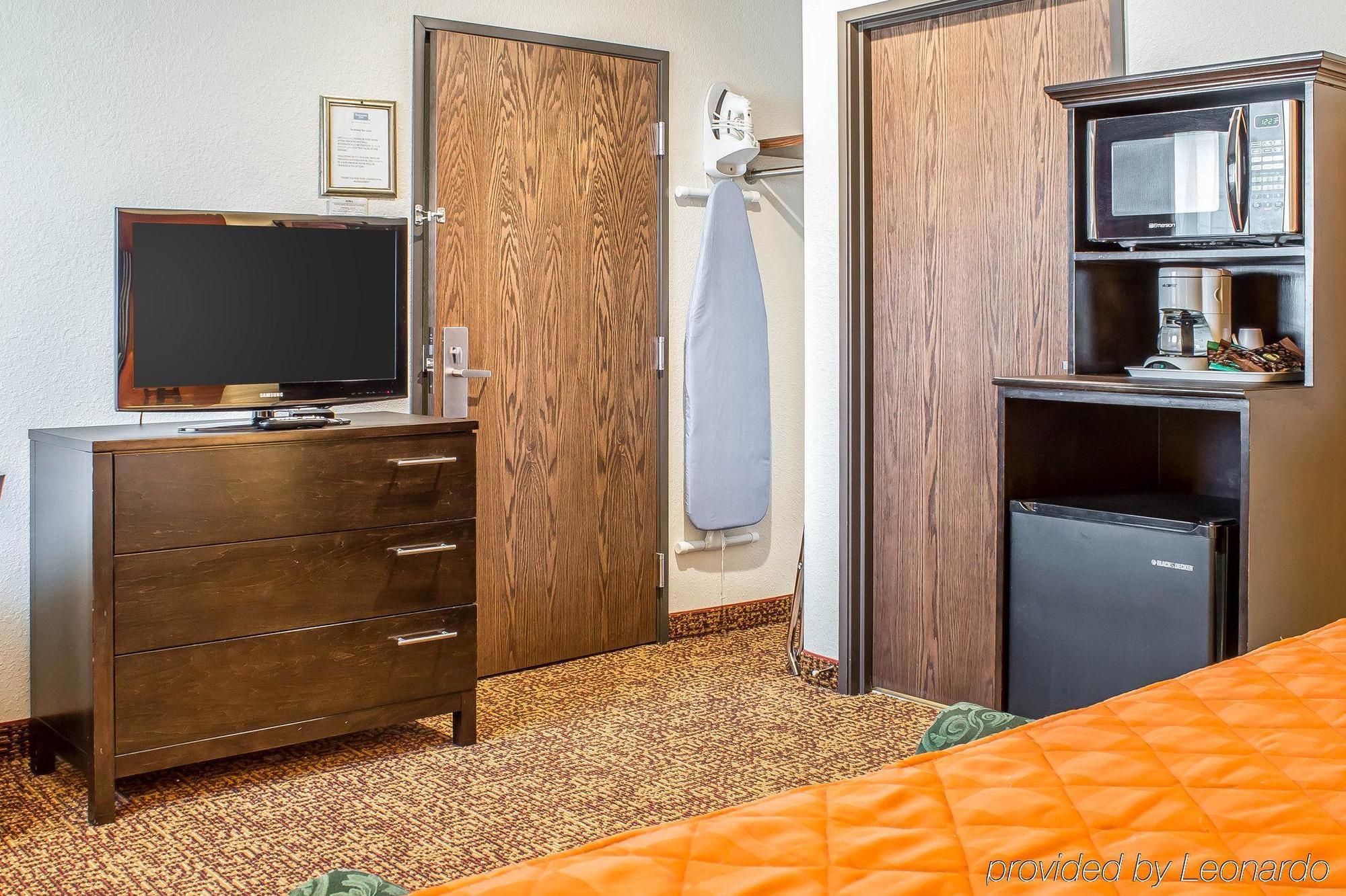 Rodeway Inn & Suites Near Okoboji Lake Milford Bagian luar foto